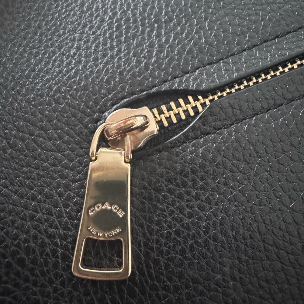 Elegant Black Leather Shoulder Bag - Picture 10 of 10